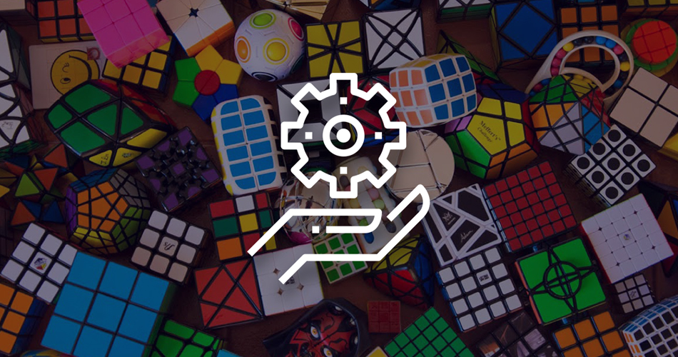 Imagen de una rueda encima de una mano con un fondo de cubos de Rubik simbolizando la moldeabilidad de la programación orientada a objetos